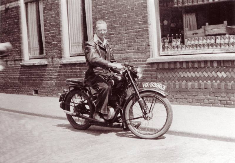 Hulsmann_125cc_Hr_v_d_Kooij_papierhandel_Vlaardingen_1953.jpg